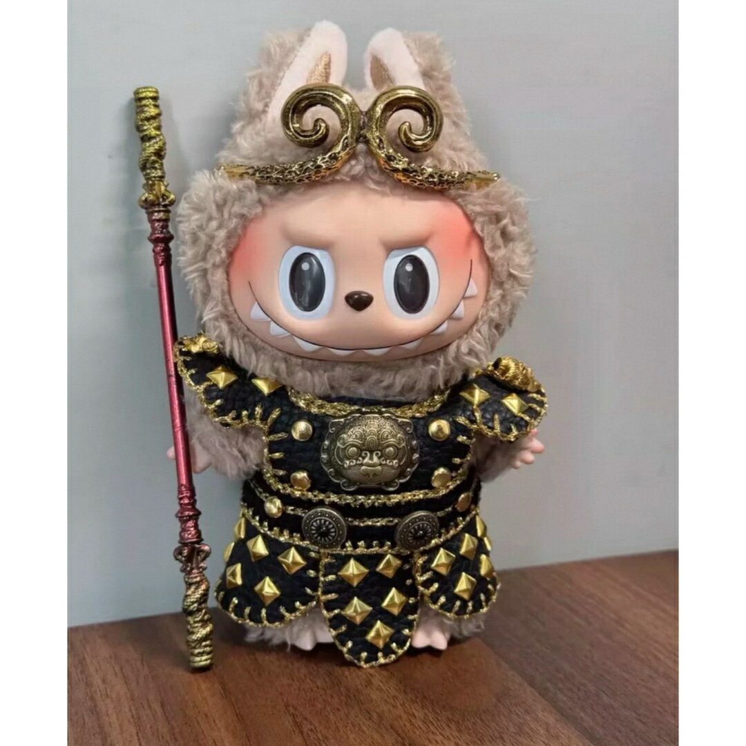 商品説明 POPMARTポップマート&nbsp;LABUBU&nbsp;ラブブ商品は着替えのみ、labubu本体を付いてないです。【セット内容】・黒×金の鎧風コスチューム（立体的なスタッズと刺繍装飾付き）・金の装飾がついたヘッドアクセサリー...