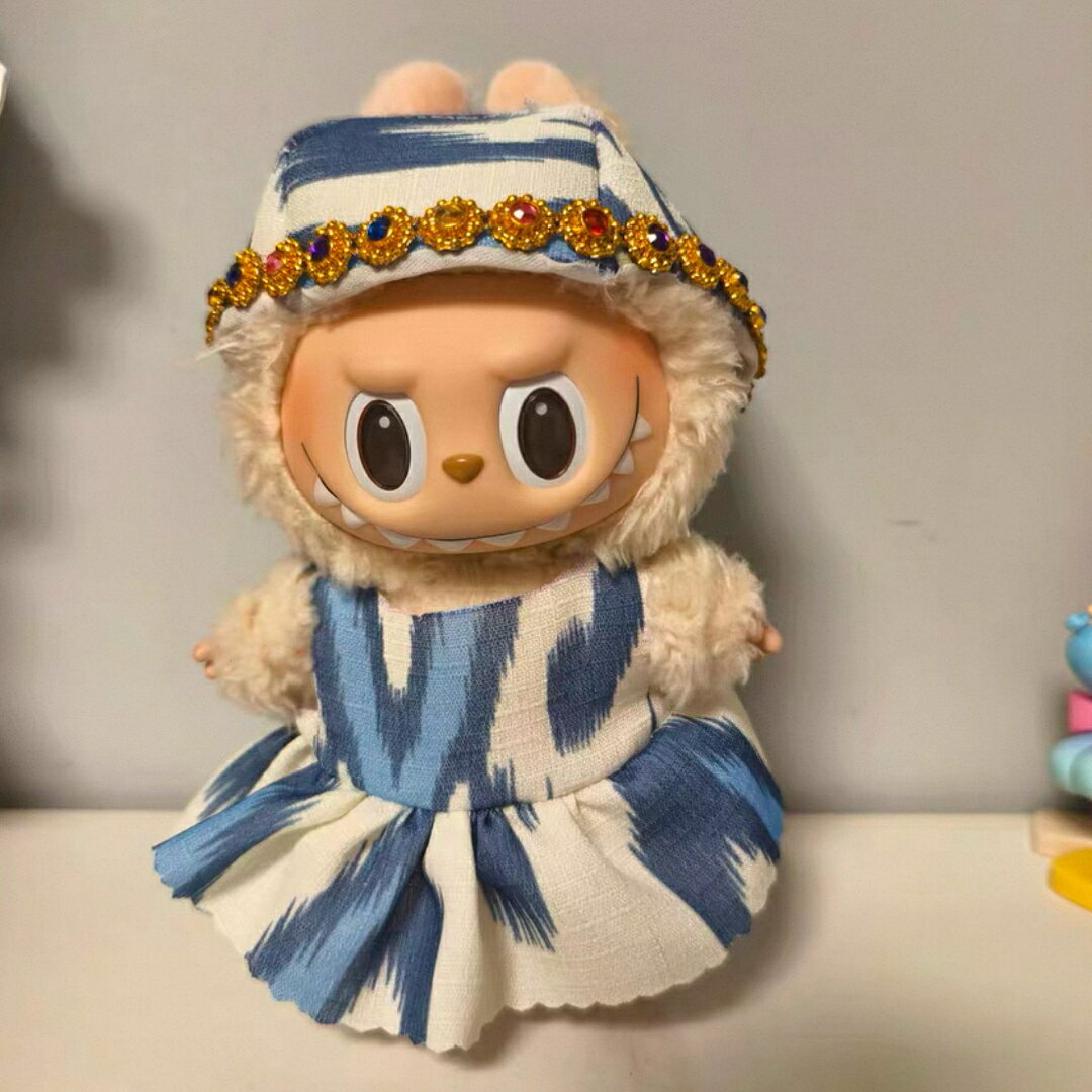 商品説明 POPMARTポップマート&nbsp;LABUBU&nbsp;ラブブ商品は着替えのみ、labubu本体を付いてないです。商品内容（人形は含まれません） 1.帽子 2.服 ※人形は含まれておりません。※丁寧にお作りしていますが、素人ハンドメイド品の為縫い目のズレ、歪み、よれ等がある場合がございます。ご了承頂ける方のみご購入お願い致します。&nbsp;[備考]※こちらの商品は受注生産品の為、ご注文後のキャンセル、変更はお受けできません。※こちらの商品は受注生産品の為、出荷までに8営業日程必要になります。※お急ぎの場合は必ず事前に在庫確認を行って下さい。