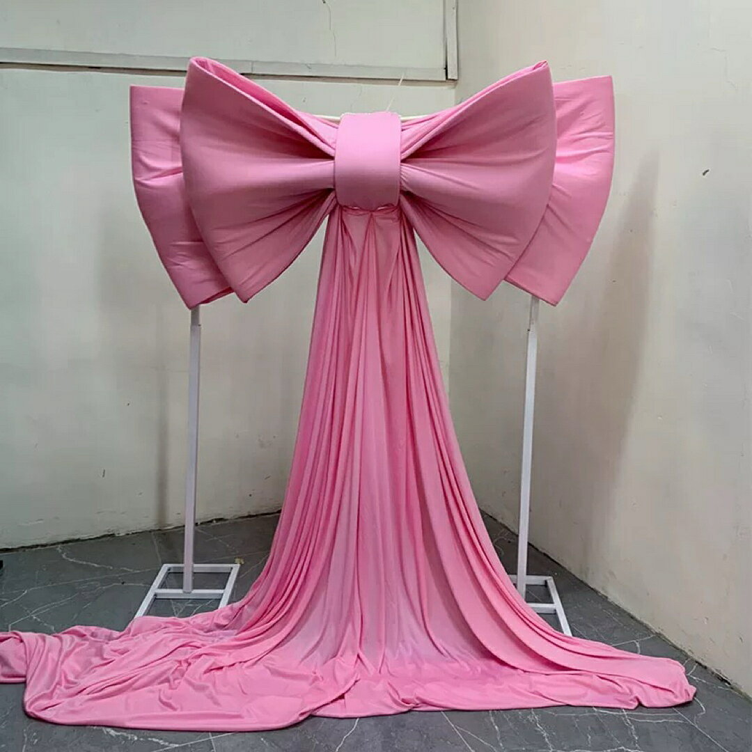 商品説明 存在感抜群の特大リボン装飾です。幅約100cm、ロングテール約1.5mのダイナミックなサイズ感で、イベント空間を華やかに演出します。撮影背景、ディスプレイ、ショーウィンドウ、式典装飾など幅広いシーンで使用でき、会場全体の印象を盛り上げる効果があります。ファッションショー、舞台演出、オープニングセレモニー、展示会など、注目度を高めたい場面に最適なデコレーションアイテムです。1点値段 ?リボン幅：約100cm ?ロングテール長さ：約150cm（1.5m） ?素材：布下記サイズもオーダー可能です。60幅&nbsp;リボンテール1m80幅&nbsp;リボンテール1.2m1.2m幅&nbsp;リボンテール1.8m1.5m幅&nbsp;リボンテール2m1.8m幅&nbsp;リボンテール2.2m2m幅&nbsp;リボンテール2.5m商品は折りたたんで発送いたしますので、折りジワが付く可能性がございます。恐れ入りますが、到着後はアイロン等でシワ伸ばしをお願いいたします。