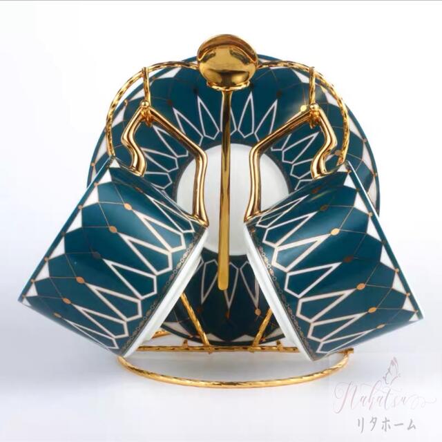 商品説明 素材・材質:陶器セット内容:カップ＆ソーサー2客スプーンx2点カップ ラック x1点☆☆★★★★★★★★★★★★★☆☆ ◆お客様のご覧になっているモニター等により多少色が異なる場合がございます。あらかじめご了承ください。 ◆複数ご注文の場合やお急ぎの場合は必ず事前に納期のお質問をお願いいたします。 ◆サイズの誤差は多少発生します。ご了承下さい。 ◆当店は販売のみとなっておりますので、商品の使用方法等についてのお問い合わせにはお答え出来ません。 ☆☆★★★★★★★★★★★★★☆☆ 注意事項1丶ご利用のPC環境により、実際の商品と色が異なる場合がございます。予めご了承ください。2丶新品未使用品ですが、外箱に初期からのスレ、剥げ歪みなどあります。3、海外品ですので、気にされる方はご遠慮下さい。4丶ご注文完了後、お客様都合による交換キャンセル及び不良品以外のご返品ご交換はお受け致しておりません。5丶梱包材のみの損傷や、お客様のイメージ違いによる性能、色、形、サイズの違い、ご注文間違い等による返品もお受けできません。配送なので軽微な傷などがつく場合がありますので、 神経質な方のご購入はご遠慮ください。7丶品質に極端なこだわりをお持ちの方、極端に神経質な方はご購入ご遠慮ください，返品は対応していません8丶あくまで画像はイメージですので、商品改良の為パッケージや一部仕様が少し変更になる場合もございます。上記理由の返品交換は承ることが出来ませんので予めご了承くださいませ。