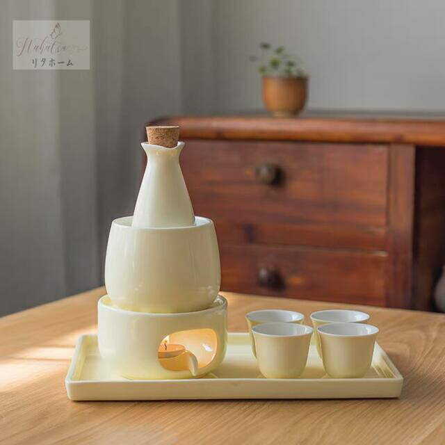 商品説明 【商品仕様】■個口数：徳利一つ、おちょこ四つ、ウォーマー一つ、徳利入れ一つ、トレー一つ。☆☆★★★★★★★★★★★★★☆☆ ◆お客様のご覧になっているモニター等により多少色が異なる場合がございます。あらかじめご了承ください。 ◆複数ご注文の場合やお急ぎの場合は必ず事前に納期のお質問をお願いいたします。 ◆サイズの誤差は多少発生します。ご了承下さい。 ◆当店は販売のみとなっておりますので、商品の使用方法等についてのお問い合わせにはお答え出来ません。 ☆☆★★★★★★★★★★★★★☆☆ 注意事項1丶ご利用のPC環境により、実際の商品と色が異なる場合がございます。予めご了承ください。2丶新品未使用品ですが、外箱に初期からのスレ、剥げ歪みなどあります。3、海外品ですので、気にされる方はご遠慮下さい。4丶ご注文完了後、お客様都合による交換キャンセル及び不良品以外のご返品ご交換はお受け致しておりません。5丶梱包材のみの損傷や、お客様のイメージ違いによる性能、色、形、サイズの違い、ご注文間違い等による返品もお受けできません。配送なので軽微な傷などがつく場合がありますので、 神経質な方のご購入はご遠慮ください。7丶品質に極端なこだわりをお持ちの方、極端に神経質な方はご購入ご遠慮ください，返品は対応していません8丶あくまで画像はイメージですので、商品改良の為パッケージや一部仕様が少し変更になる場合もございます。上記理由の返品交換は承ることが出来ませんので予めご了承くださいませ。