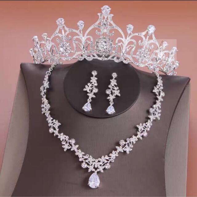 A004965ウェディング 花嫁3点セット ．アクセサリー ティアラ+イヤリング+ネックレス
