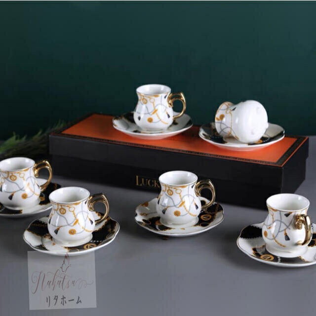 商品説明 素材・材質:陶器セット内容:カップ＆ソーサー6客☆☆★★★★★★★★★★★★★☆☆ ◆お客様のご覧になっているモニター等により多少色が異なる場合がございます。あらかじめご了承ください。 ◆複数ご注文の場合やお急ぎの場合は必ず事前に納期のお質問をお願いいたします。 ◆サイズの誤差は多少発生します。ご了承下さい。 ◆当店は販売のみとなっておりますので、商品の使用方法等についてのお問い合わせにはお答え出来ません。 ☆☆★★★★★★★★★★★★★☆☆ 注意事項1丶ご利用のPC環境により、実際の商品と色が異なる場合がございます。予めご了承ください。2丶新品未使用品ですが、外箱に初期からのスレ、剥げ歪みなどあります。商品が輸送中に破損しないよう、木箱で商品を詰めてしまう場合がございますので、ご了承ください。3丶ご注文完了後、お客様都合による交換キャンセル及び不良品以外のご返品ご交換はお受け致しておりません。4丶梱包材のみの損傷や、お客様のイメージ違いによる性能、色、形、サイズの違い、ご注文間違い等による返品もお受けできません。配送なので軽微な傷などがつく場合がありますので、 神経質な方のご購入はご遠慮ください。6丶品質に極端なこだわりをお持ちの方、極端に神経質な方はご購入ご遠慮ください，返品は対応していません7丶きちんと検品しておりますが、日本製に比べ作りが甘い場合がございます。傷がある場合がございます。完璧を求める方は入札をお控えください。8丶あくまで画像はイメージですので、商品改良の為パッケージや一部仕様が少し変更になる場合もございます。上記理由の返品交換は承ることが出来ませんので予めご了承くださいませ。