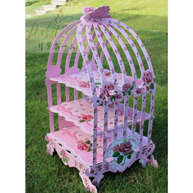 商品説明 ●スイーツを乗せるだけで華やかに、楽しく演出してくれるハートが可愛いケーキスタンドです。●普段のティータイムも華やかになります。●こちらの商品は組み立て式です。●紙製なので使わなくなった時の処分が簡単です。●ケーキは付属されていません。☆☆★★★★★★★★★★★★★☆☆ ◆お客様のご覧になっているモニター等により多少色が異なる場合がございます。あらかじめご了承ください。 ◆複数ご注文の場合やお急ぎの場合は必ず事前に納期のお質問をお願いいたします。 ◆サイズの誤差は多少発生します。ご了承下さい。 ☆☆★★★★★★★★★★★★★☆☆ 注意事項1丶ご利用のPC環境により、実際の商品と色が異なる場合がございます。予めご了承ください。2丶新品未使用品ですが、外箱に初期からのスレ、剥げ歪みなどあります。商品が輸送中に破損しない様、木箱に入れて発送する場合がございます。3丶ご注文完了後、お客様都合による交換キャンセル及び不良品以外のご返品ご交換はお受け致しておりません。4丶梱包材のみの損傷や、お客様のイメージ違いによる性能、色、形、サイズの違い、ご注文間違い等による返品もお受けできません。配送なので軽微な傷などがつく場合がありますので、 神経質な方のご購入はご遠慮ください。6丶品質に極端なこだわりをお持ちの方、極端に神経質な方はご購入ご遠慮ください，返品は対応していません7丶きちんと検品しておりますが、日本製に比べ作りが甘い場合がございます。傷がある場合がございます。完璧を求める方は入札をお控えください。8丶あくまで画像はイメージですので、商品改良の為パッケージや一部仕様が少し変更になる場合もございます。9丶照明器具梱布時多少緩衝材がいたんだりします。ご了承ください。上記理由の返品交換は承ることが出来ませんので予めご了承くださいませ