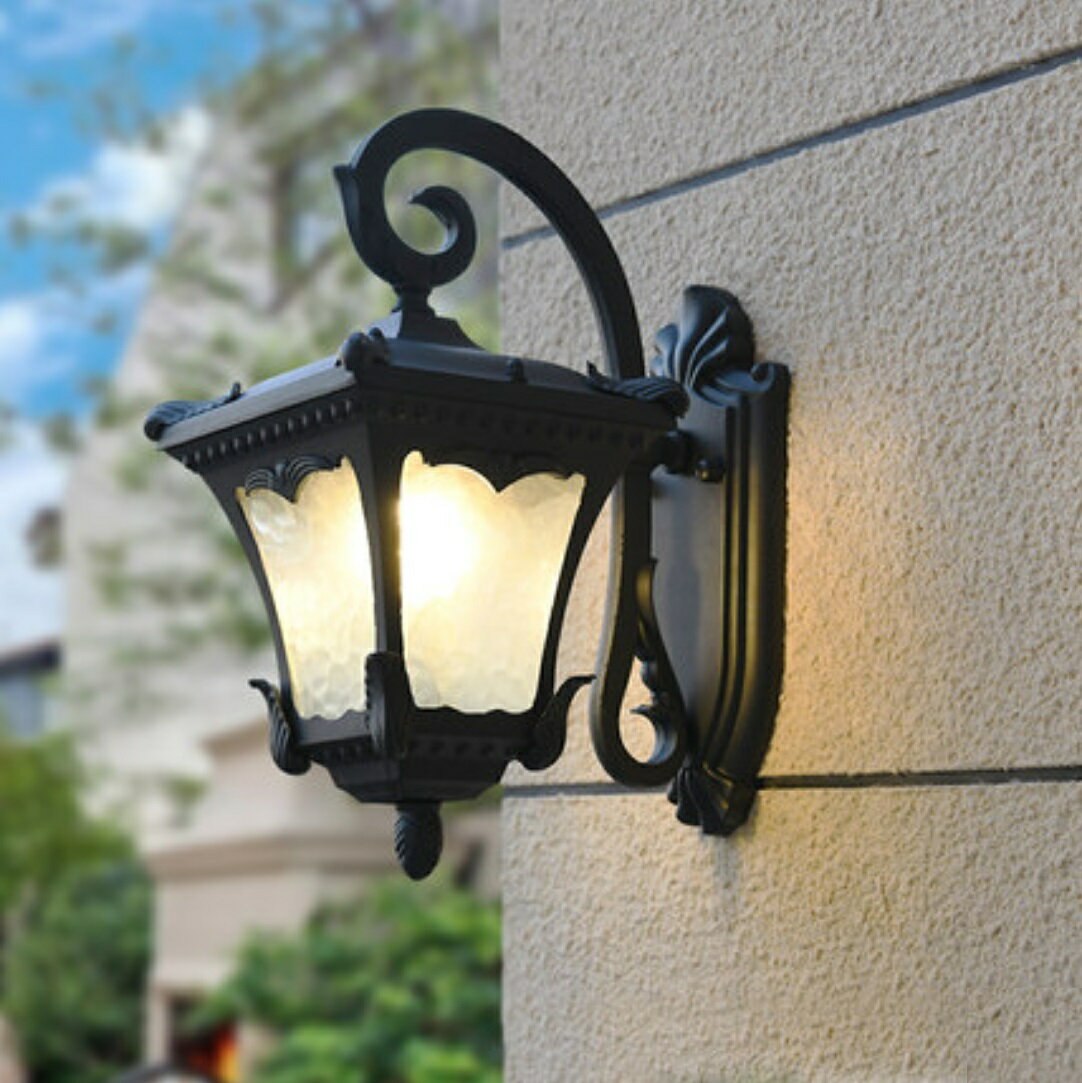 OU24-1 壁掛け照明 壁掛け灯 インテリア照明 玄関灯 ．アンティーク 外灯 廊下 屋外 防水 玄関灯 A-OU24-1サイズ：幅27 x 高さ36 (cm）ワット数 ：電球40W× 1個（E26)（※電球は付属しておりません）素材：樹脂、合金、鉄、ガラス...使用可能電球:LED電球,白熱球,電球型蛍光灯等★取付工事は電気工事士にご相談してください。☆☆★★★★★★★★★★★★★☆☆◆お客様のご覧になっているモニター等により多少色が異なる場合がございます。あらかじめご了承ください。◆複数ご注文の場合やお急ぎの場合は必ず事前に納期のお質問をお願いいたします。◆サイズの誤差は多少発生します。ご了承下さい。◆当店は販売のみとなっておりますので、商品の使用方法等についてのお問い合わせにはお答え出来ません。 ☆☆★★★★★★★★★★★★★☆☆注意事項1、品質に極端なこだわりをお持ちの方、極端に神経質な方はご購入ご遠慮ください，返品は対応していません。 2、こちらの商品はアンティークの風合いを出すための塗装が施されております。商品によって加工の程度は異なりますことをあらかじめご了承くださいませ。3、使用例の写真に映っている小物等は、商品に付属致しません。4、ご利用のPC環境により、実際の商品と色が異なる場合がございます。予めご了承ください。5丶新品未使用品ですが、外箱に初期からのスレ、剥げ歪みなどあります。商品が輸送中に破損しないよう、木箱で商品を詰めてしまう場合がございますので、ご了承ください。6、ご注文完了後、お客様都合による交換キャンセル及び不良品以外のご返品ご交換はお受け致しておりません。7丶梱包材のみの損傷や、お客様のイメージ違いによる性能、色、形、サイズの違い、ご注文間違い等による返品もお受けできません。配送なので軽微な傷などがつく場合がありますので、 神経質な方のご購入はご遠慮ください。8丶販売条件について海外輸入製品の為、日本語の説明書は付いておりません。9丶きちんと検品しておりますが、日本製に比べ作りが甘い場合がございます。傷がある場合がございます。完璧を求める方は入札をお控えください。 2