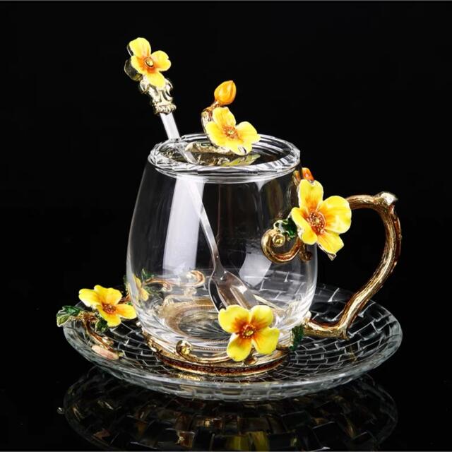 商品説明 【容量】320ml【材質】耐熱ガラス【商品内容】：カップ丶ソーサー、スプーン、蓋☆☆★★★★★★★★★★★★★☆☆◆お客様のご覧になっているモニター等により多少色が異なる場合がございます。あらかじめご了承ください。◆複数ご注文の場合やお急ぎの場合は必ず事前に納期のお質問をお願いいたします。◆サイズの誤差は多少発生します。ご了承下さい。☆☆★★★★★★★★★★★★★☆☆注意事項1丶ご利用のPC環境により、実際の商品と色が異なる場合がございます。予めご了承ください。2丶新品未使用品ですが、外箱に初期からのスレ、剥げ歪みなどあります。商品が輸送中に破損しないよう、木箱で商品を詰めてしまう場合がございますので、ご了承ください。3丶ご注文完了後、お客様都合による交換キャンセル及び不良品以外のご返品ご交換はお受け致しておりません。4丶梱包材のみの損傷や、お客様のイメージ違いによる性能、色、形、サイズの違い、ご注文間違い等による返品もお受けできません。配送なので軽微な傷などがつく場合がありますので、 神経質な方のご購入はご遠慮ください。5丶販売条件について海外輸入製品の為、日本語の説明書は付いておりません。6丶品質に極端なこだわりをお持ちの方、極端に神経質な方はご購入ご遠慮ください，返品は対応していません7丶きちんと検品しておりますが、日本製に比べ作りが甘い場合がございます。傷がある場合がございます。完璧を求める方は入札をお控えください。8丶あくまで画像はイメージですので、商品改良の為パッケージや一部仕様が少し変更になる場合もございます。上記理由の返品交換は承ることが出来ませんので予めご了承くださいませ。