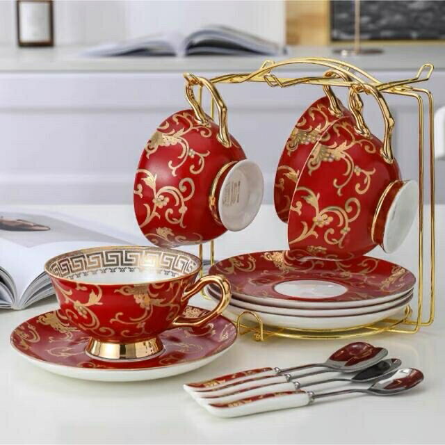 商品説明 素材・材質:陶器&nbsp;セット内容:カップ＆ソーサー4客スプーンx4点カップランクx1点☆☆★★★★★★★★★★★★★☆☆◆お客様のご覧になっているモニター等により多少色が異なる場合がございます。あらかじめご了承ください。◆複数ご注文の場合やお急ぎの場合は必ず事前に納期のお質問をお願いいたします。◆サイズの誤差は多少発生します。ご了承下さい。☆☆★★★★★★★★★★★★★☆☆注意事項1丶ご利用のPC環境により、実際の商品と色が異なる場合がございます。予めご了承ください。2丶新品未使用品ですが、外箱に初期からのスレ、剥げ歪みなどあります。商品が輸送中に破損しないよう、木箱で商品を詰めてしまう場合がございますので、ご了承ください。3丶ご注文完了後、お客様都合による交換キャンセル及び不良品以外のご返品ご交換はお受け致しておりません。4丶梱包材のみの損傷や、お客様のイメージ違いによる性能、色、形、サイズの違い、ご注文間違い等による返品もお受けできません。配送なので軽微な傷などがつく場合がありますので、&nbsp;神経質な方のご購入はご遠慮ください。6丶品質に極端なこだわりをお持ちの方、極端に神経質な方はご購入ご遠慮ください，返品は対応していません7丶きちんと検品しておりますが、日本製に比べ作りが甘い場合がございます。傷がある場合がございます。完璧を求める方は入札をお控えください。8丶あくまで画像はイメージですので、商品改良の為パッケージや一部仕様が少し変更になる場合もございます。この商品は、全て手作り手描きの製品のため、商品により重量・形状の歪み・個体差、釉薬の掠れ、&nbsp;針穴のような凹み、滲み、色とび、黒点、多少の傷・欠け、突起、ざらつき、濃淡差、色ムラなどがある&nbsp;場合がございますが不良商品ではございません。上記理由の返品交換は承ることが出来ませんので予めご了承くださいませ。