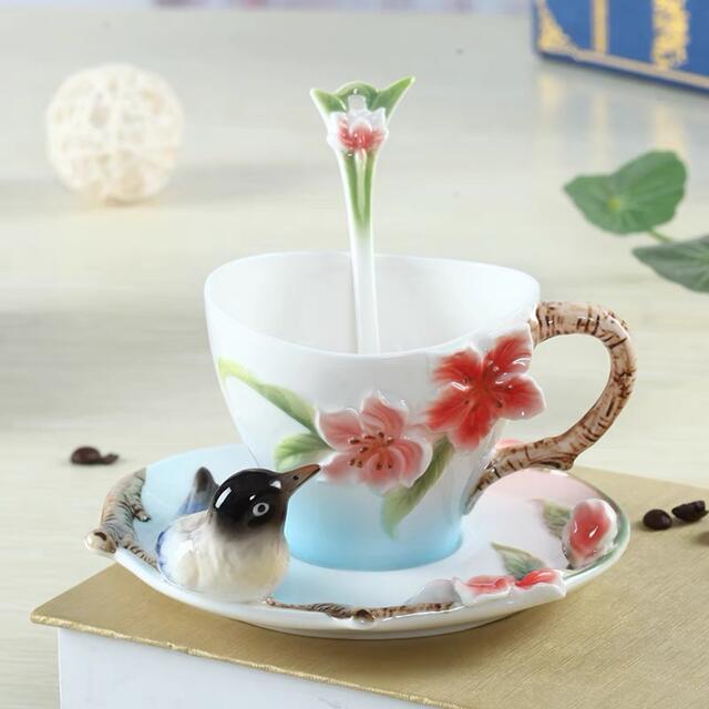 商品説明 素材・材質:陶器&nbsp;セット内容:カップ＆ソーサー1客☆☆★★★★★★★★★★★★★☆☆◆お客様のご覧になっているモニター等により多少色が異なる場合がございます。あらかじめご了承ください。◆複数ご注文の場合やお急ぎの場合は必ず事前に納期のお質問をお願いいたします。◆サイズの誤差は多少発生します。ご了承下さい。☆☆★★★★★★★★★★★★★☆☆注意事項1丶ご利用のPC環境により、実際の商品と色が異なる場合がございます。予めご了承ください。2丶新品未使用品ですが、外箱に初期からのスレ、剥げ歪みなどあります。商品が輸送中に破損しないよう、木箱で商品を詰めてしまう場合がございますので、ご了承ください。3丶ご注文完了後、お客様都合による交換キャンセル及び不良品以外のご返品ご交換はお受け致しておりません。4丶梱包材のみの損傷や、お客様のイメージ違いによる性能、色、形、サイズの違い、ご注文間違い等による返品もお受けできません。配送なので軽微な傷などがつく場合がありますので、&nbsp;神経質な方のご購入はご遠慮ください。6丶品質に極端なこだわりをお持ちの方、極端に神経質な方はご購入ご遠慮ください，返品は対応していません7丶きちんと検品しておりますが、日本製に比べ作りが甘い場合がございます。傷がある場合がございます。完璧を求める方は入札をお控えください。8丶あくまで画像はイメージですので、商品改良の為パッケージや一部仕様が少し変更になる場合もございます。この商品は、全て手作り手描きの製品のため、商品により重量・形状の歪み・個体差、釉薬の掠れ、&nbsp;針穴のような凹み、滲み、色とび、黒点、多少の傷・欠け、突起、ざらつき、濃淡差、色ムラなどがある&nbsp;場合がございますが不良商品ではございません。上記理由の返品交換は承ることが出来ませんので予めご了承くださいませ。