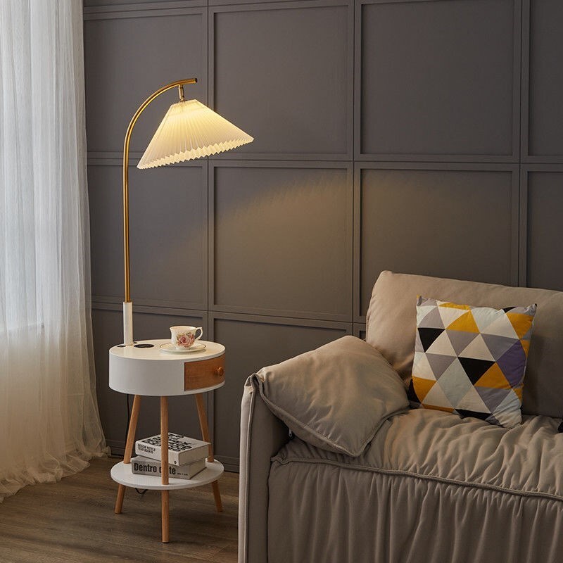 FL65フロアスタンド スタンドライト フロアライト 照明器具 間接照明 フロアライト A/FL65■個口数：1 （〜40Wまで対応）■E26白熱球、電球型蛍光灯、LED電球使用可能■使用電球：1個（※電球は付属しておりません）■商品外寸：幅約40 x 高さ約148 (cm)☆☆★★★★★★★★★★★★★☆☆◆お客様のご覧になっているモニター等により多少色が異なる場合がございます。あらかじめご了承ください。◆複数ご注文の場合やお急ぎの場合は必ず事前に納期のお質問をお願いいたします。◆サイズの誤差は多少発生します。ご了承下さい。◆当店は販売のみとなっておりますので、商品の使用方法等についてのお問い合わせにはお答え出来ません。 ☆☆★★★★★★★★★★★★★☆☆注意事項1、品質に極端なこだわりをお持ちの方、極端に神経質な方はご購入ご遠慮ください，返品は対応していません2、こちらの商品はアンティークの風合いを出すための塗装が施されております。商品によって加工の程度は異なりますことをあらかじめご了承くださいませ。3、使用例の写真に映っている小物等は、商品に付属致しません。4、ご利用のPC環境により、実際の商品と色が異なる場合がございます。予めご了承ください。5丶新品未使用品ですが、外箱に初期からのスレ、剥げ歪みなどあります。商品が輸送中に破損しないよう、木箱で商品を詰めてしまう場合がございますので、ご了承ください。6、ご注文完了後、お客様都合による交換キャンセル及び不良品以外のご返品ご交換はお受け致しておりません。7丶梱包材のみの損傷や、お客様のイメージ違いによる性能、色、形、サイズの違い、ご注文間違い等による返品もお受けできません。配送なので軽微な傷などがつく場合がありますので、 神経質な方のご購入はご遠慮ください。8丶販売条件について海外輸入製品の為、日本語の説明書は付いておりません。9丶きちんと検品しておりますが、日本製に比べ作りが甘い場合がございます。傷がある場合がございます。完璧を求める方は入札をお控えください。 2