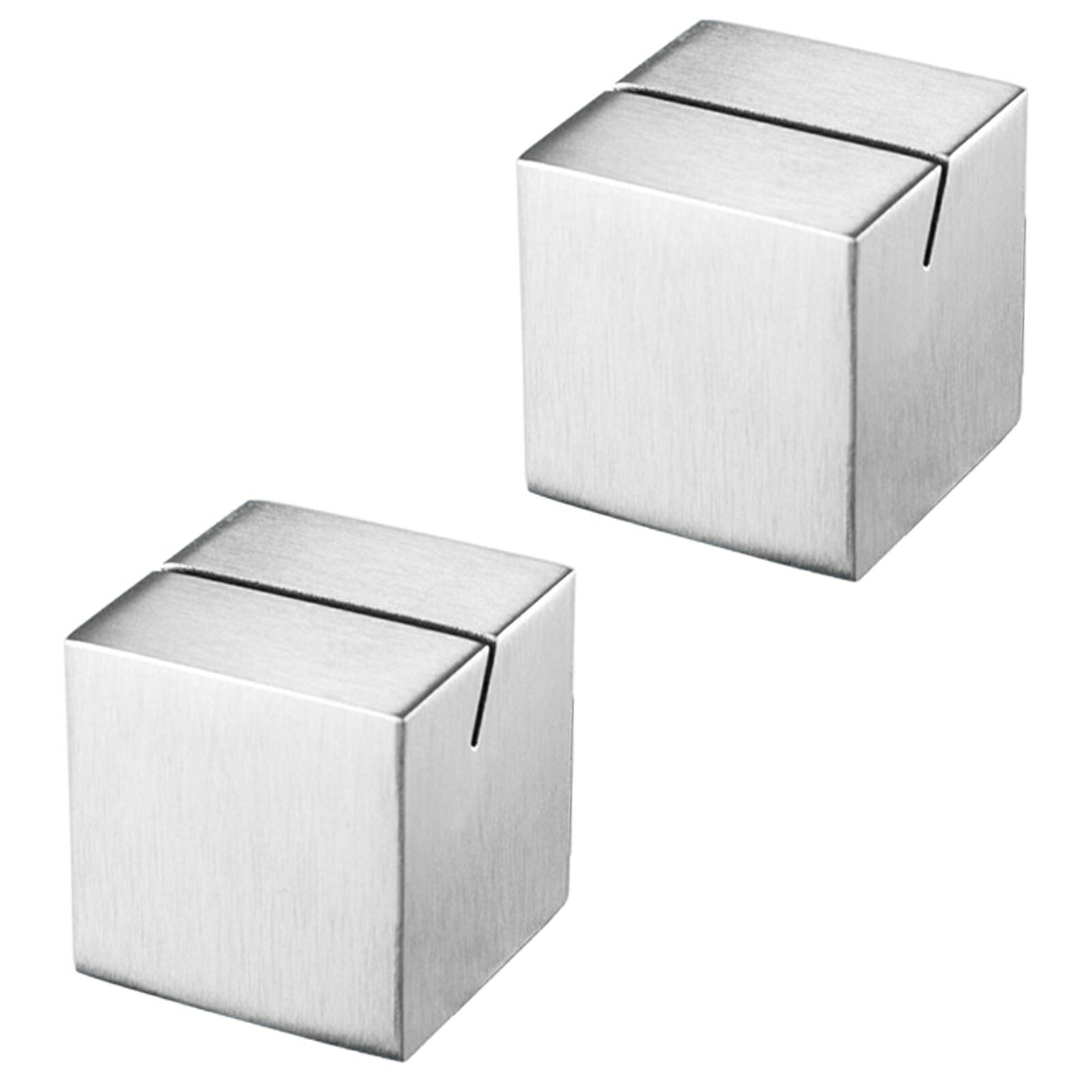 カードスタンド ステンレス メモホルダー 名刺 カード立て ヘアライン 正方形 2個セット ステンレス製カードスタンド2個セット さりげなくカードを引き立てる、シンプルでスタイリッシュなデザインのステンレス製カードスタンドです。 2個セットなので何種類かのカードを統一感をもっておしゃれに並べることもできます。 【オフィスやショップで】 メモ・カードスタンド、店舗のPOPディスプレイ、プライススタンド、パーティーの席札でのカードスタンドとして最適です。 【カードが見やすい】 カードを立てる切り込みが垂直ではなく斜めにカットしてあるので、カード面が相手にも見やすく名札代わりにもなります。 【仕様】 わざと表面に細長い筋状の研磨目を付ける方法です。一方向に筋が入った仕上がりが特徴で、すじ目によるつや消しが高級感を感じさせます。建材のなかでも高級感が求められる場所の部材に使われるものです。 小振りですがしっかりとした厚み、ズッシリとした重さで安定感があります。 【サイズ】約2.5×2.5cm　【溝の幅】約1mm　【重さ】117g　【材質】ステンレス　【セット内容】2個セット 5