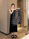 シャツワンピース レディース チェック シャツと 合わせた 黒の ダブル ショルダーストラップ サスペンダー ドレス。 2025 春の 定番 アイテム。 スリム 着 回し 力 抜群の リトル ブラック