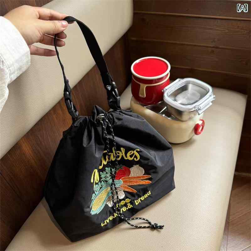かわいい トートバッグ ハンドバッグ 刺繍入り ランチ ボックス バッグ ハンドバッグ ポータブル大容量 オフィスワーカー 断熱 学生 ライス 付き