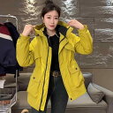 2025年の春の新作、女性用のコットンフリースジャケットです。カジュアルな雰囲気で、工事の作業服のようなデザインが特徴。