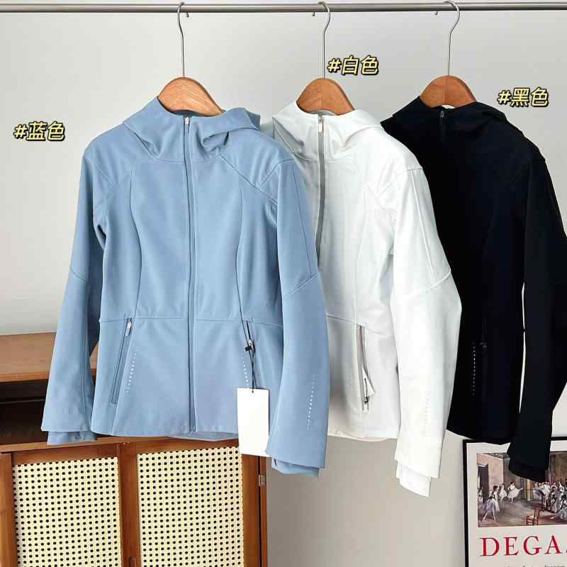 2025年春の新作、屋外ランニングや登山に最適なシェイプアップ効果のある暖かいソフトシェルのレディースフード付きブルゾン0221A。