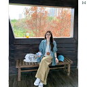 Rossaunの韓国風のゆるいロングシャツは、リラックス感があり、トレンド感がある春の新作シャツです。青色のチェック柄がカジュアルで若々しい印象を与えます。
