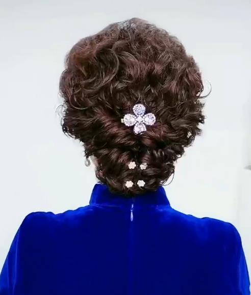 女性用 かつら 50歳から 60歳までの レディース ウィッグ お母さん向け 大きいサイズ の 方向け 毛の ヘア バン