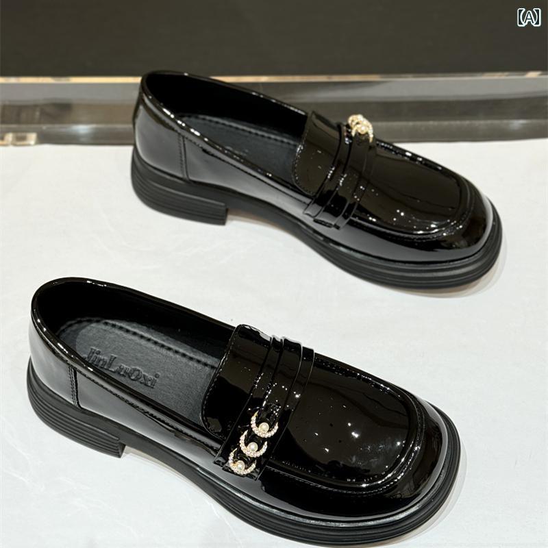 レディース ローファー シューズ 厚底 スクエアトゥの パテントレザー スリッポン ローファー。 レディース 2025 春秋。 通勤にも 万能な スモール レザーシューズ。