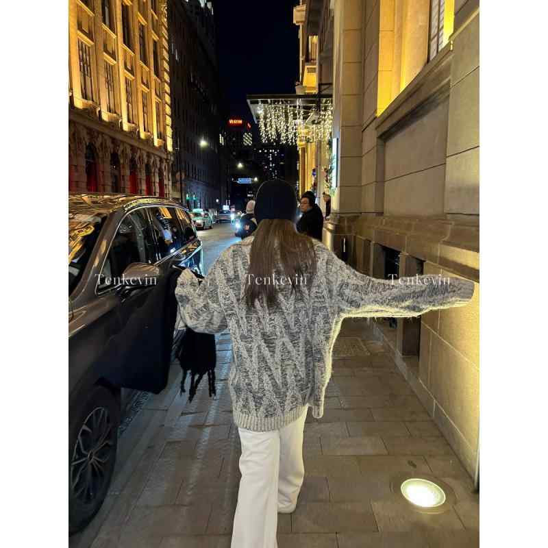 レディース ニット セーター 保温公式の11色の糸を使用した、Vネックのツートーン花柄ニットセーター。..