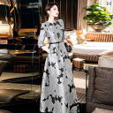 レディース ドレス おしゃれ 2025年の春には、気品が漂う大人の女性らしい女神のような銀灰色の花柄ハイウエストスカートを身に着けます。