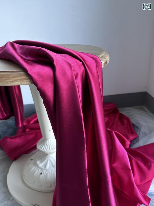 布 生地 シワになりにくい 上質な赤のビロードのシャンパンサテン裏地生地は、シルクのように滑らかで柔らかい。ウェディングやイベント用の背景布や装飾素材に最適です。