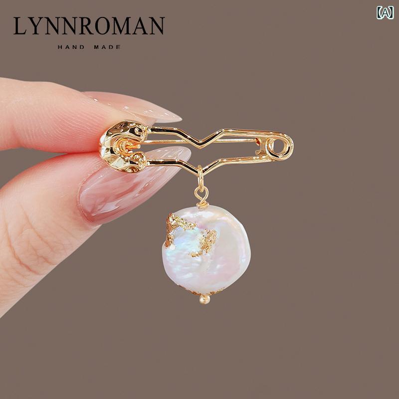LYNNROMAN 2024 バロックパール ブローチ レディース ハイエンド 衣類 アクセサリー ピン