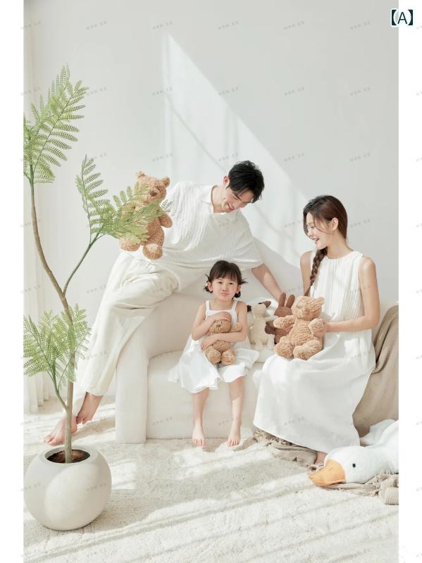 小 紅 書の 家族の ポートレート 写真の 服装の 3人の 親子の 服の スタジオの さわやか スーツ