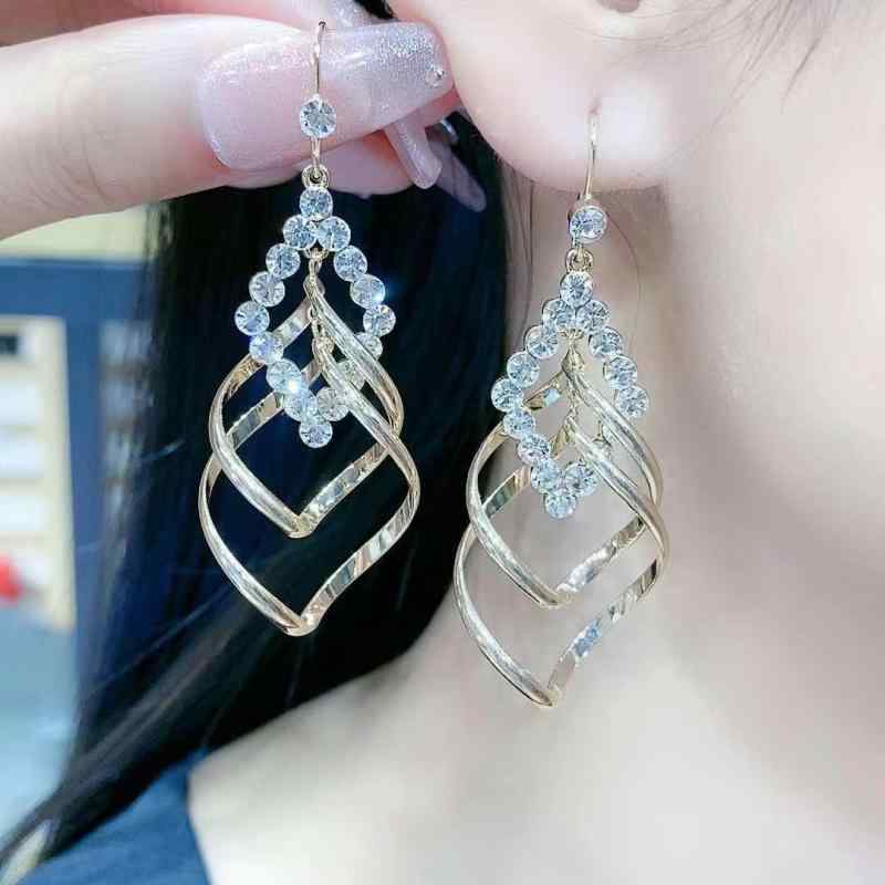 Mabe Pearls - イヤリング 女性用 ロング 波状 スパイラル 流蘇 高級感 軽量 ファッション アクセサリー かわいい 揺れる シンプル 日常使い シルバー系 ゴールド系