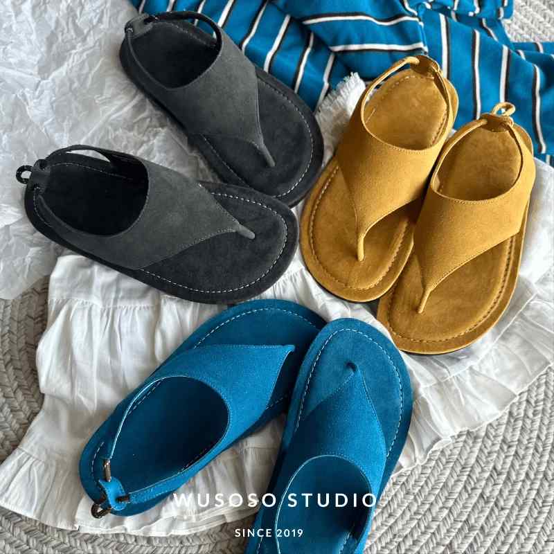 ローマンサンダル レディース レトロ 革 V字ストラップ 平底 夏用 森ガール風 マット仕上げ リゾート カジュアル ビーチサンダル ナチュラル コーディネートしやすい 軽量 快適 フラットシューズ