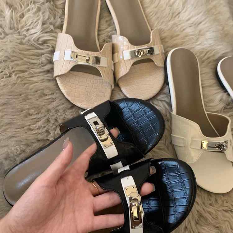 レディース ビーチサンダル 一文字ストラップ 女性用 夏用 滑り止め フラットソール 小金具 海辺用 軽量 快適 防水加工 クッション性 普段使い