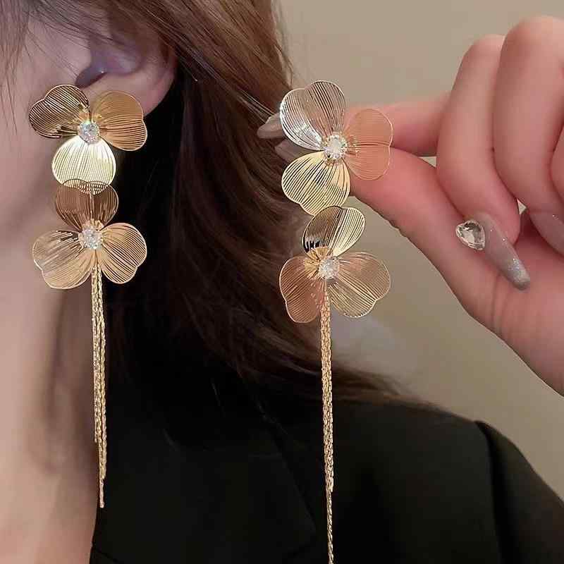 By Color - イヤリング 女性用 フラワー タッセル 軽量 高級感 小物 アクセサリー 普段使い 春夏 かわいい ゴールド加工 シルバー加工 華やか スタイリッシュ