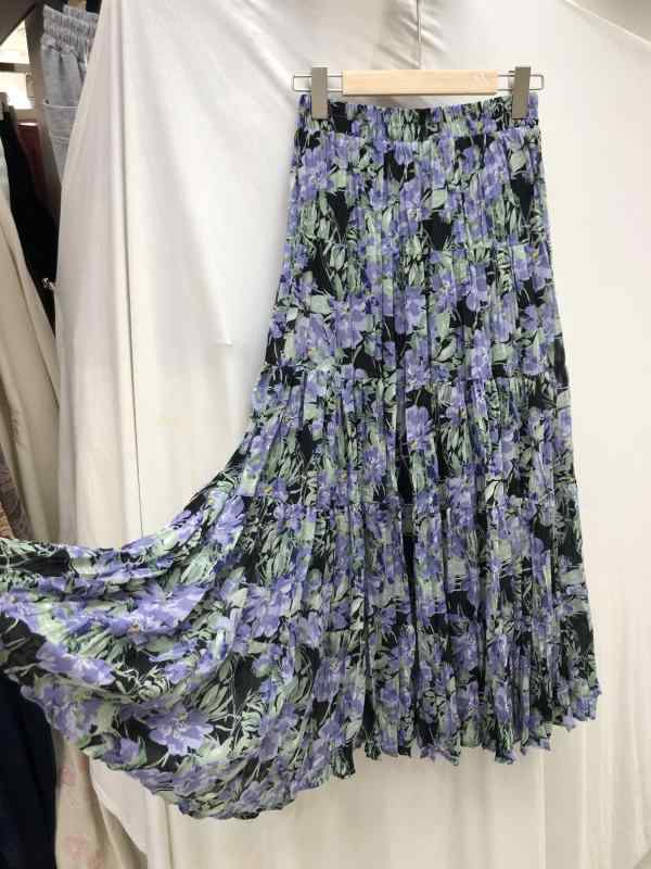 レディース スカート 夏 ハイウエスト Aライン ロング丈 花柄 プリーツ 切り替え フレア ミディ丈 軽やか 普段使い・スタイル: スイート・スカート形状: プリーツ・ウエスト位置: ハイウエスト・丈: ロング・柄: 小花柄・サイズ展開: フリーサイズ・カラー展開: 紫.緑
