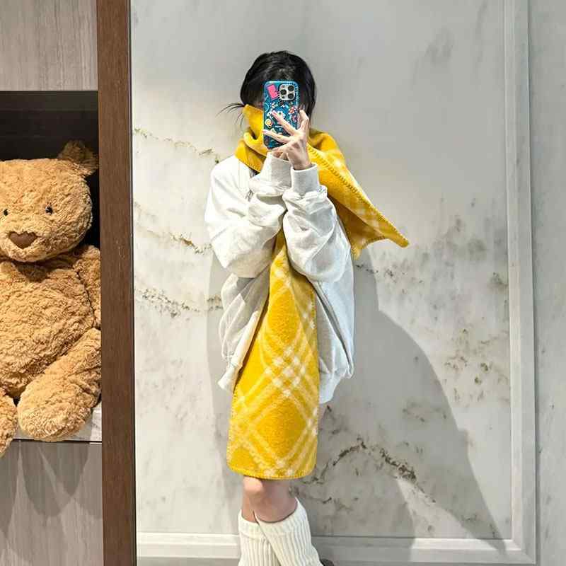 マフラー レディース イエロー チェック柄 秋冬 暖か 保温性 韓系 雰囲気 巻きやすい 柔らかい スタイリッシュ・カテゴリ: スカーフ・スタイル: 韓国・主な素材: イミテーションキャッシュメア・詳細: 厚手・幅: 32cm・対象: 学生.少年.カップル..中年・長さ: 200cm・形状: 長方形・機能: 保温・柄: 格子・性別: 男女共用・カラー展開: カーキ.赤.黒.黄.青.黄色フード付き.黒フード付き.青フード付き.カーキフード付き.赤フード付き