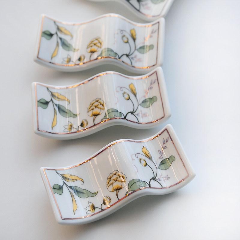 箸置き スプーン置き ボーンポーセリン 高級陶器 家庭用 レストラン用 食卓アクセサリー 耐久性 洗練 日常使い ダイニングテーブル 調理器具 キッチン雑貨 シンプルスタイル 光沢仕上げ