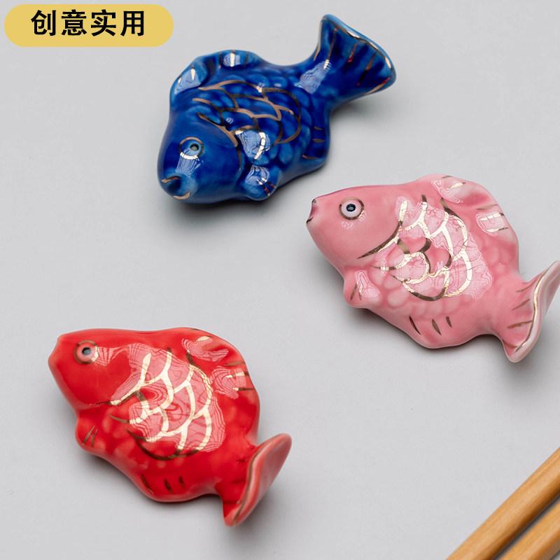 箸置き 陶器製 金縁加工 高級感 小鯉モチーフ 縁起物 食卓用 日常使い テーブルウェア セラミック インテリア雑貨・カテゴリ: 箸置き・素材: 磁器・スタイル: 清新・カラー展開: 金線赤鯉魚.金線粉鯉魚.金線紫鯉魚.金線深藍鯉魚.金線天藍鯉魚.金線五色鯉魚セット・重量: 約50g・層数: 1層