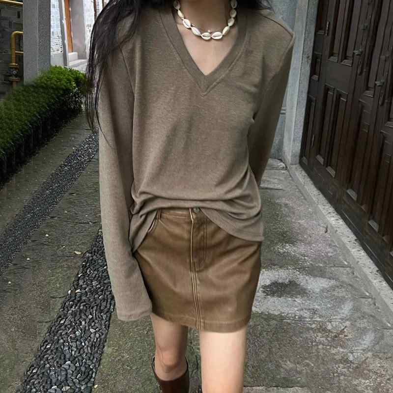 レディース 長袖 Vネック 肩パッド 厚手 起毛 インナー トップス シャツ 秋冬 暖か 柔らかい 柔軟素材 レイヤード 普段使い・要素: 肩パッド・・シルエット: ・主な素材: ポリエステル80%.羊毛15%.スパンデックス5%・袖型: 普通・対象年齢: 30-39歳・厚み: 厚手・袖丈: 長袖・ネックライン: Vネック・着丈: 普通・柄: 無地・サイズ展開: M.L・カラー展開: ダークグレー.ブラック.カーキ