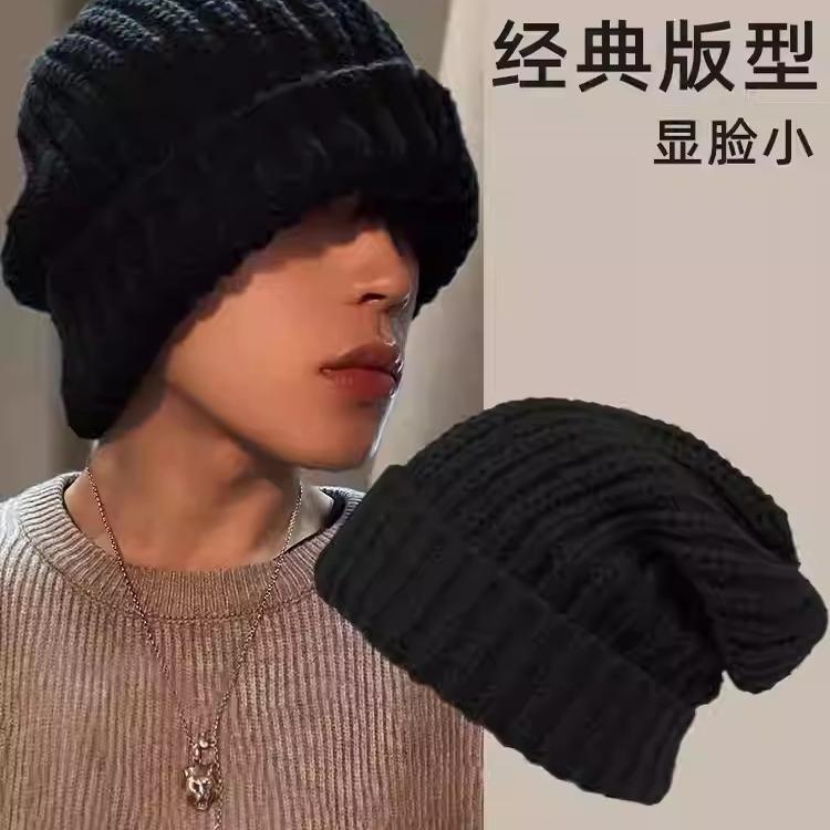 ニット帽 メンズ 秋冬 大きめサイズ 顔映え 小顔効果 厚手 保温 暖か ニット素材 ビッグシルエット ビーニー 普段使い ウィンター スタイル ヘッドウェア・スタイル: カジュアル・帽頂スタイル: 円頂・適用対象: ・適用シーン: 街歩き・帽檐スタイル: 無檐・款式: ニット帽・柄: バッジ・対象: 男女共通・サイズ展開: S（54-56cm）・カラー展開: ブラック