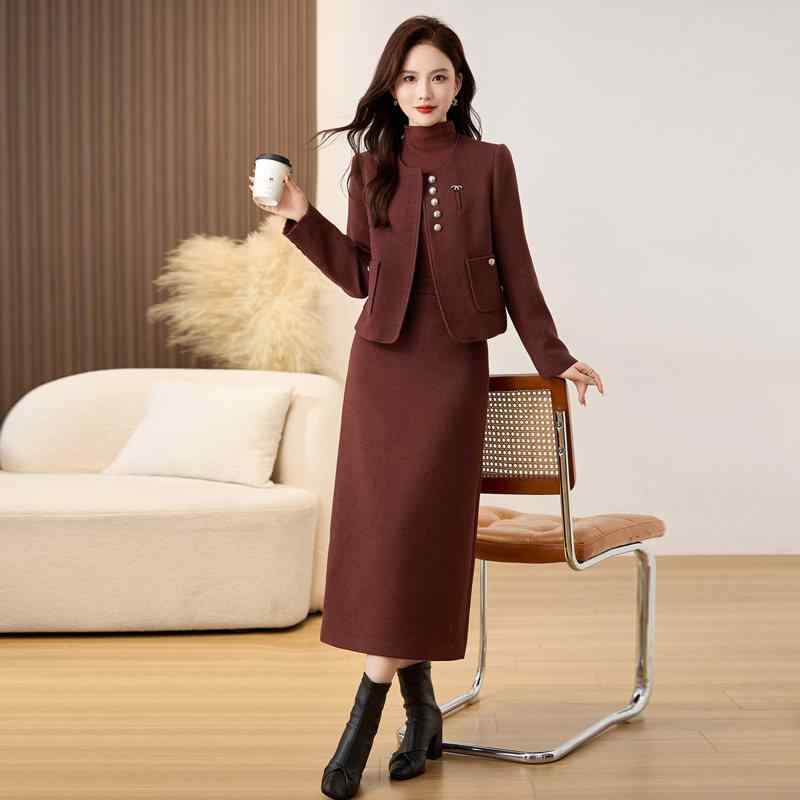 レディース 秋冬 3点セット 赤 ウール ミディスカート オフィス 通勤用 高級感 セットアップ フレンチスタイル 暖かみ 膝丈 フェミニン ビジネスカジュアル・セット内容: 3点セット・主な素材: ポリエステル・袖丈: 長袖・ネックライン: クルーネック・開閉: ボタン・サイズ展開: S.M.L.XL.XXL・カラー展開: アンカラレッド.高級グレー