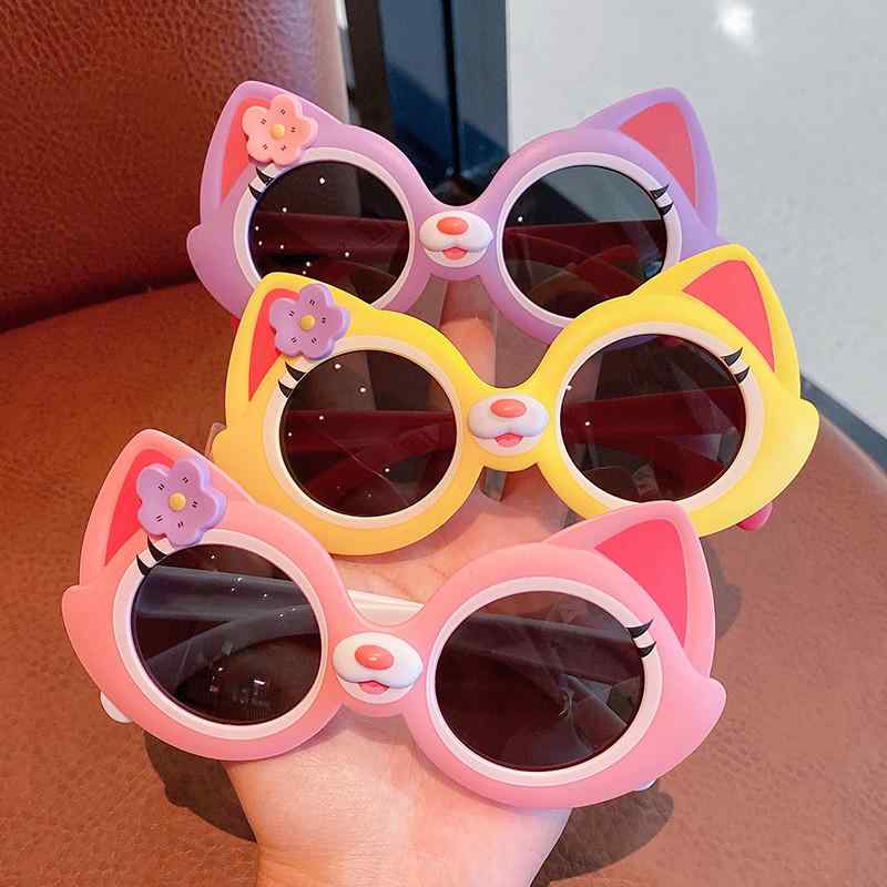 サングラス キッズ 男の子 女の子 ベビー かわいい カートゥーン柄 UVカット 日焼け防止 アウトドア用 軽量 夏用 遊び着 日常使い・スタイル: カートゥーン・機能: 遮陽・性別: 男女共通・カラー展開: ピンク+紫.パープルキャット.ピンクキャット.ピンクリボン.パープルリボン.白デイジー.黒文字.ベージュベア.オレンジベア.ニンジン羊.黄色キャット.パープル+イエロー・参考身長: 75-120cm・参考年齢: 1.5-11歳