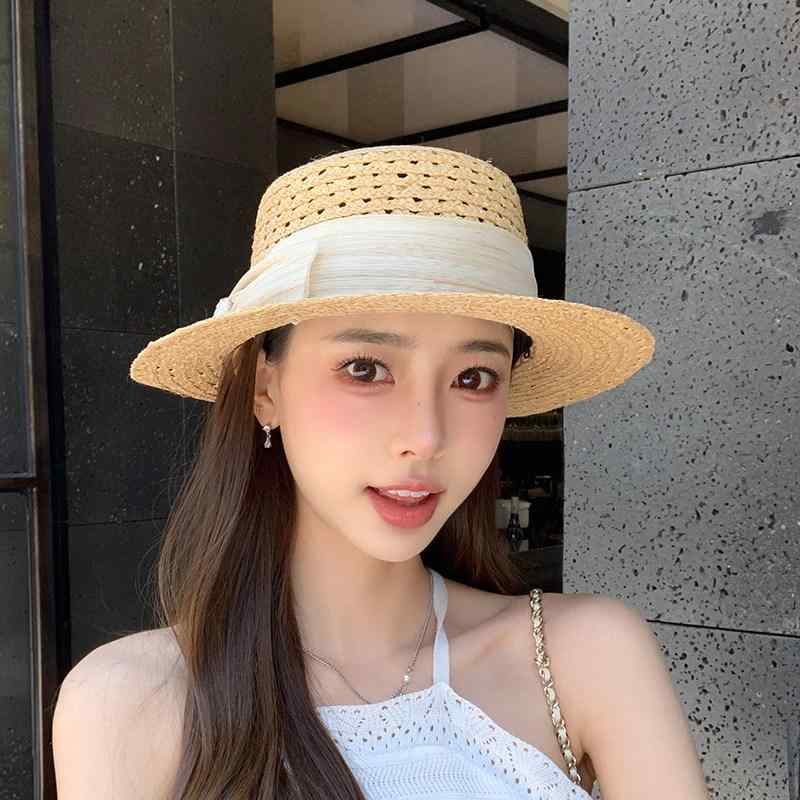 麦わら帽子 レディース 夏用 フラットトップ 日よけ バカンス ラフィア素材 小さい透かし フラットブリム 軽量 女性顔映り 旅行 ビーチ ストローハット ハット 遮光 涼しい 自然素材・カテゴリ: 草帽・スタイル: カジュアル・帽頂: 平頂・帽檐: 広檐・主な素材: ラフィ草・対象: 女性