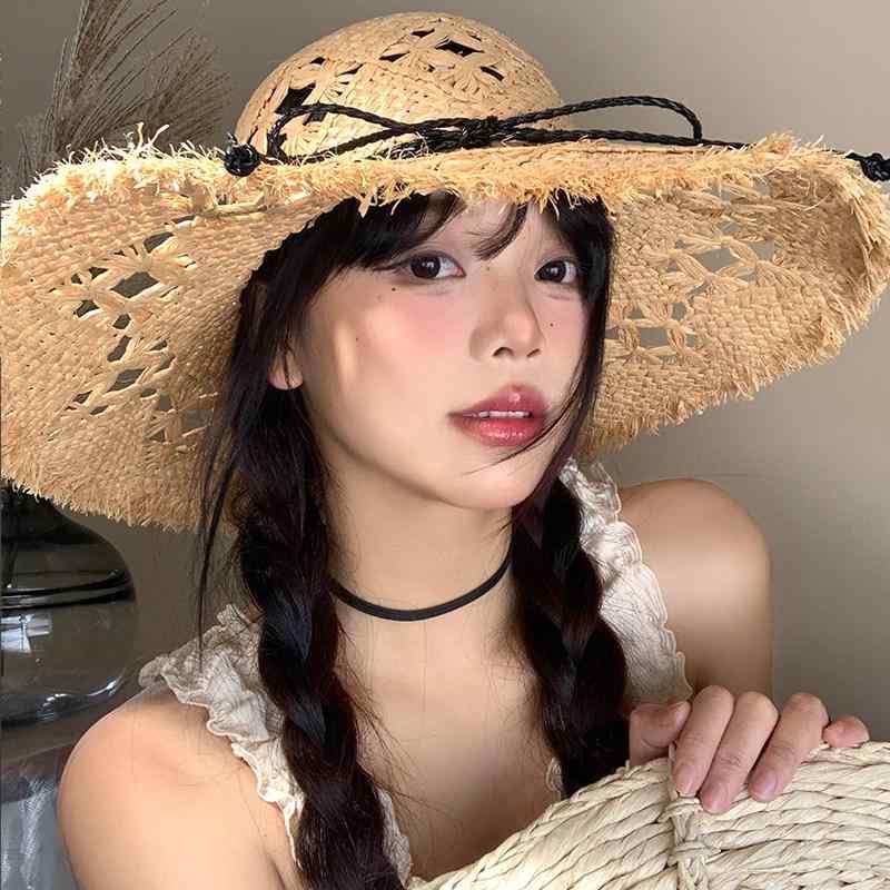 麦わら帽子 レディース 夏用 ラフィア素材 蝶結び 透かし つば広 UVカット 日焼け防止 ビーチ リゾート バカンス 繊維 軽量 快適・カテゴリ: 草帽・スタイル: カジュアル・ディテール: 磨き縁・帽頂: 丸頂・対象: 女性..少年・シーン: 外出・つば: 大つば・対象年齢: 15-29歳・主素材: 草編み・サイズ: フリーサイズ・カラー: カーキ