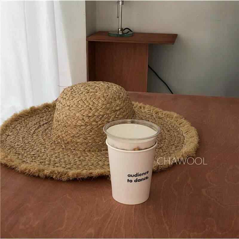 麦わら帽子 ラフィア 手編み 厚手 日よけ UVカット サマーハット アウトドア ビーチ フェス 軽量 夏用 ストローハット・カテゴリ: 草帽・スタイル: 田園・スタイル詳細: 光身・帽頂スタイル: 丸頂・帽檐スタイル: 大檐・つば形: 平檐・適用対象: 女性・適用シーン: ビーチ・主な素材: ラフィ草・対象年齢: 15-39歳・サイズ展開: L（58-60cm）・カラー展開: 本草色光板.光板蕾丝