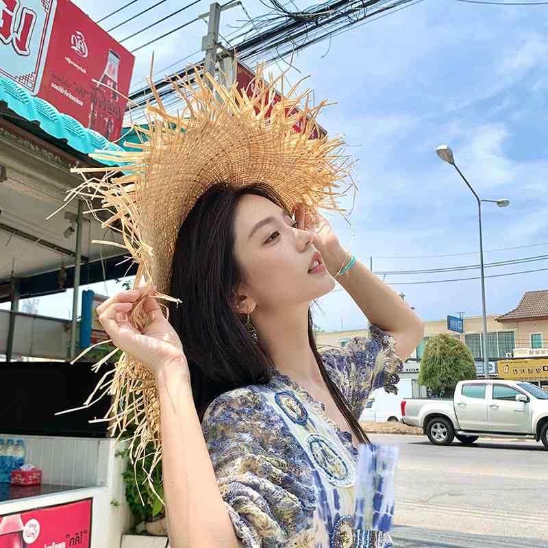麦わら帽子 女性用 夏 海辺 ビーチ リゾート 大つば 透け ラフィア 編み込み 軽量 自然素材 普段使い かわいい スタイル・カテゴリ: 遮陽帽・スタイル: カジュアル・帽頂スタイル: 丸頂・対象: 女性・シーン: 外出・帽檐スタイル: 大つば・主な素材: 草編み・サイズ: 均一・展開: 円頂.ジャズ頂.透かし草帽.全面透かし草帽.毛縁不規則透かし草帽