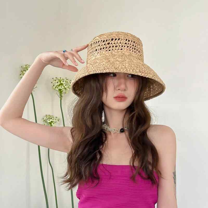 麦わら帽子 レディース 夏用 フレンチレトロ 通気性 透け ラフィア素材 内巻き式 日よけ ストロー編み ベル型 フォーマル 軽量 UVカット アウトドア 旅行 普段使い ベージュ系 アイボリー・主な素材: 草編・スタイル: エレガント・カラー展開: 駱駝色.米色・適用シーン: ビーチ・対象: 中年.女性.少年・帽頂スタイル: 平頂・種類: 草帽・帽檐スタイル: 大檐