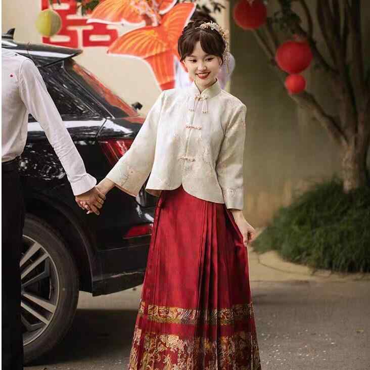 マメンスカート レディース 秋 赤 高級感 中国風 新娘礼服 敬酒ドレス 小柄対応 伝統ウェディング エレガント フォーマル パーティー 結婚式用 スリット 慶事ウェア・スタイル: 復古風・腰型: 高腰・袖型: 標準・スカート形状: プリーツ・適用シーン: 結婚式.パーティー.日常・適用年齢: 18-25歳・襟型: スタンドカラー・袖丈: 長袖・スカート丈: ロング・サイズ展開: S,M,L,XL,2XL,3XL,4XL・商品タイプ: アウター.スカート.セット(アウター+スカート)