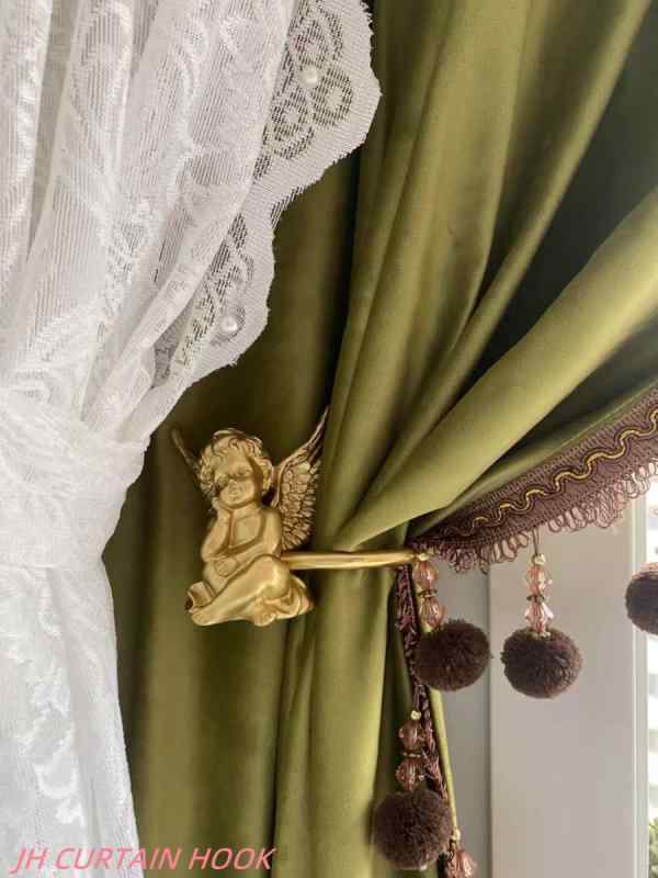 壁掛けフック 天使モチーフ フレンチスタイル 真鍮風カラー レトロ 高級感 穴あき不要 粘着式 金属製 リビング ベッドルーム インテリア カーテン掛け 壁飾り シンプル モダン 日常使い