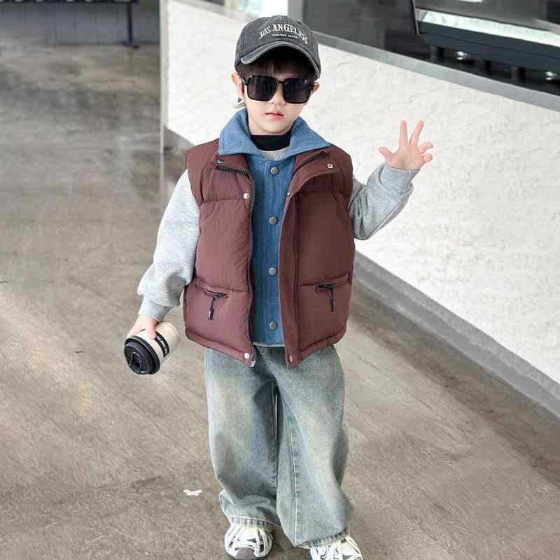 ベスト 男の子 秋冬 デニム 厚手 暖か スタイリッシュ ストリートファッション カジュアル 子供用 普段使い 耐久性・スタイル: 韓版・主な素材: ポリエステル100%・内胆: 綿・充填物: ダウンコットン・対象年齢: 18ヶ月,2歳,3歳,4歳,5歳,6歳,7歳,8歳,9歳,10歳・厚み: 加厚・開閉: ジッパー・柄: 無地・対象性別: 男性・サイズ展開: 100cm,110cm,120cm,130cm,140cm,150cm,160cm・カラー展開: ブラック.深紅