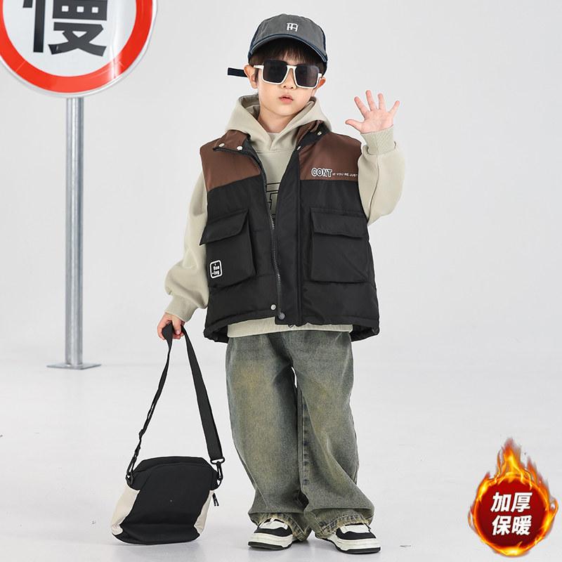 男の子 秋冬 ダウン 綿 ベスト 加厚 アウター 暖か スタイリッシュ キッズ 子供服 レイヤード 可能 コットン 素材 軽量 快適・スタイル: 韓国・性別: 男児・適用年齢: 12ヶ月.18ヶ月.2歳.3歳.4歳.5歳.6歳.7歳.8歳.9歳.10歳.11歳.12歳・参考身長: 90cm.100cm.110cm.120cm.130cm.140cm.150cm・カラー: ブラック・裏地: 綿・生地加工: ノーアイロン・シルエット: スリム・機能: 保温・厚み: 厚手・襟型: スタンドカラー・着丈: 標準・保温性: 中程度・開閉: ジッパー・柄: 文字