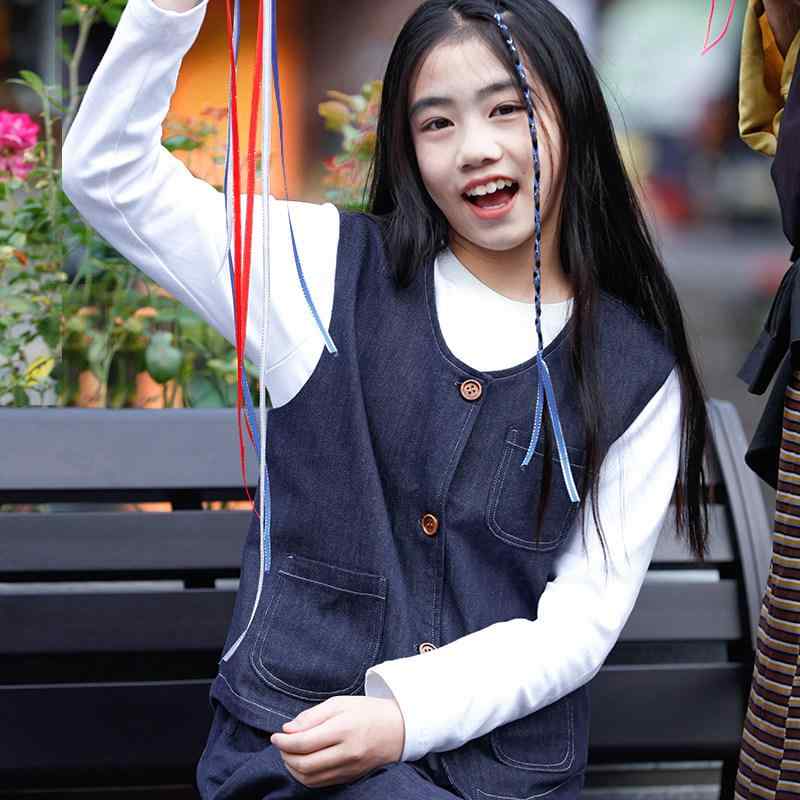 キッズ 女の子用 デニム ベスト 春秋 アウター トップス 合わせやすい カジュアル スタイル 軽量 伸縮性 コーディネート 普段使い 学校着・スタイル: 文芸・生地: ソフトデニム・主な素材: 綿95%.ポリウレタン5%・厚み: 普通・前開き: シングルボタン・対象性別: 女性・カラー展開: デニムブルー