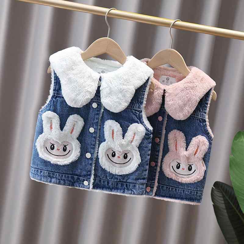 女の子用 デニム ベスト 秋冬 厚手 綿入れ かわいい うさぎ 柄 子供服 外着 ジーンズ 素材 暖か 機能 コットン 混 裏地 付き・スタイル: 卡通・主な素材: デニム・対象年齢: 12ヶ月.18ヶ月.2歳.3歳.4歳.5歳.6歳.7歳.8歳.9歳.10歳・厚み: 加厚・前開き: 単排ボタン・柄: 卡通アニメ・対象性別: 女子・参考身長: 90cm.100cm.110cm.120cm.130cm.140cm・カラー展開: ピンク-笑顔うさぎベスト.ホワイト-笑顔うさぎベスト.ブルー-ハートA字加厚ベスト.ホワイト-ポケットうさぎ加厚ベスト.ピンク-ポケットうさぎ加厚ベスト