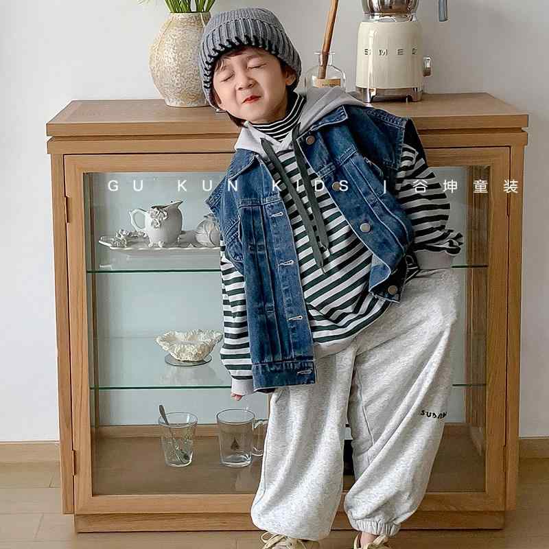 ベスト キッズ デニム 春秋秋冬 男の子 女の子 ベビー 普段使い 伸縮性 軽量 かわいい ユニセックス 上着・対象年齢: 2歳～11歳・主な素材: デニム生地・柄: 無地・スタイル: カジュアル・適用性別: 男女共通・襟元: シングルボタン・カラー展開: デニムブルー・サイズ展開: 7.9.11.13.15・参考身長: 91cm.100cm.109cm.118cm.128cm